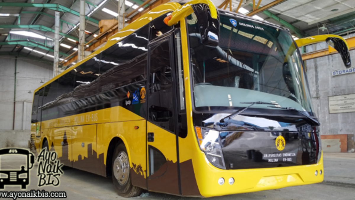 Bus listrik UI Molina Front