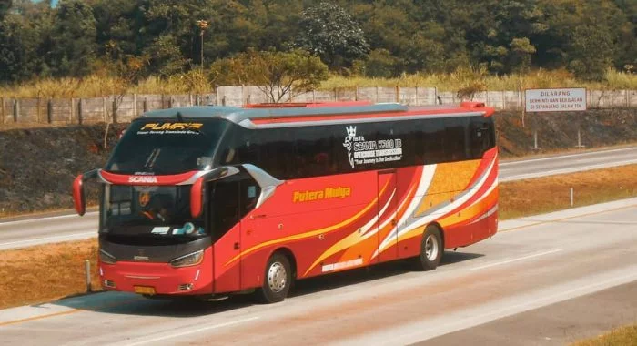 Bus Legacy XHD SR2 Putera Mulya