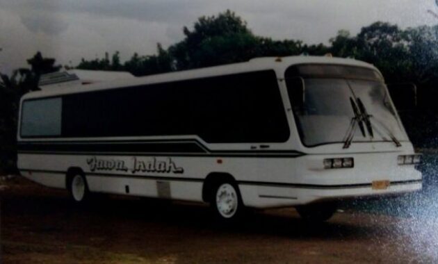 Bus jadul Jawa Indah