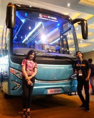 Foto keren Ari Vs bersama marketing New Armada