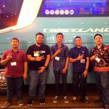 Foto Vella Armando dkk bersama evolander