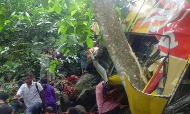 Bus Sempati Star Masuk Jurang