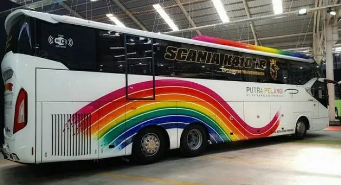 Tampilan samping bus