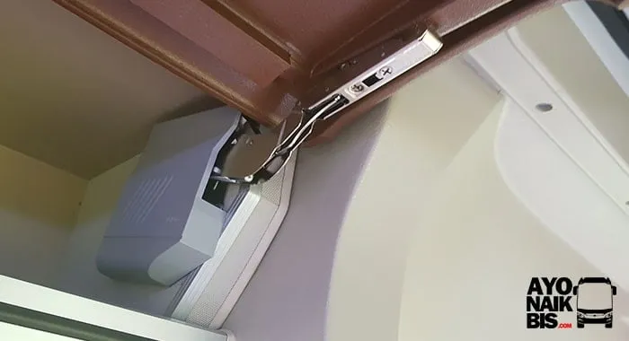 Tutup bagasi dengan bus