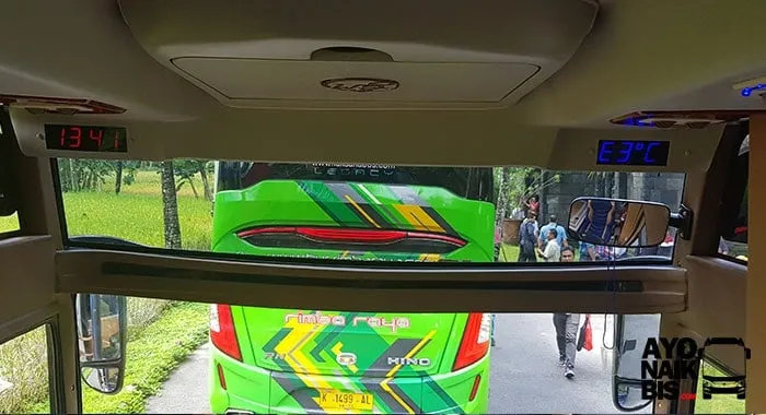 Sekat antar kaca bus