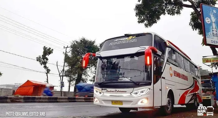 Bus pariwisata Sindoro Satriamas