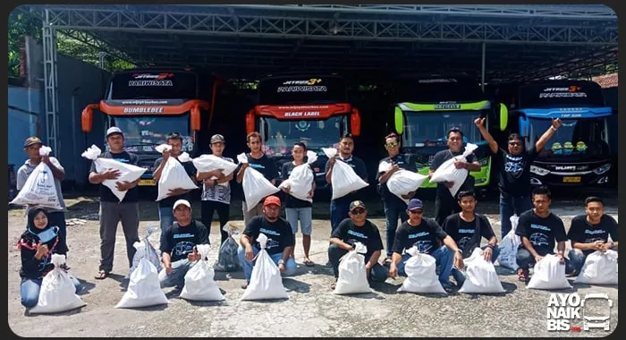 Pembagian Sembako Bus Pariwisata Wijaya Tour